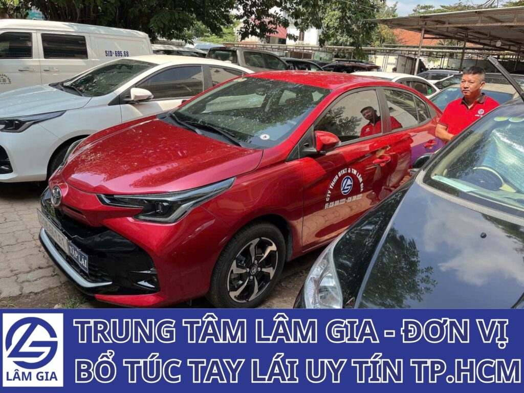 Học viên luyện tập thi bằng lái xe B2 trên xe tập lái của Lâm Gia