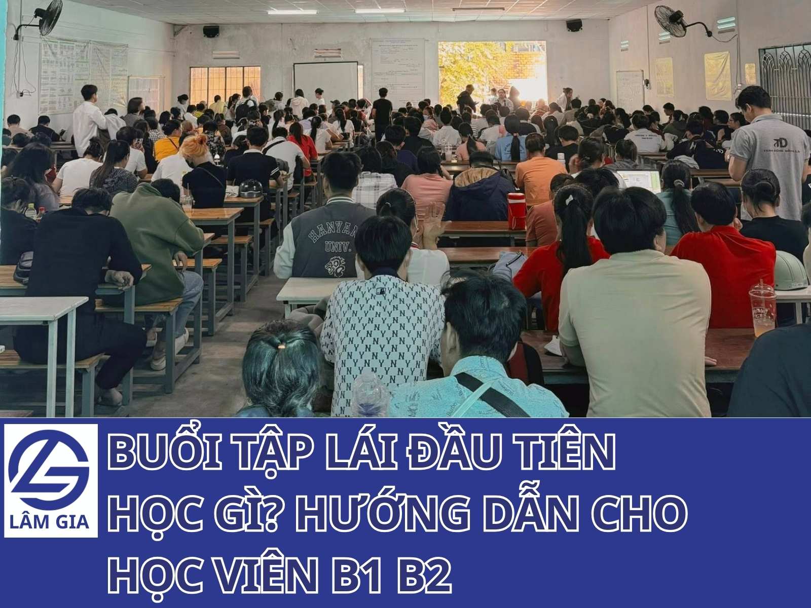 Buổi tập lái đầu tiên học gì? Nhận tài liệu, học lý thuyết và làm quen với cabin xe.