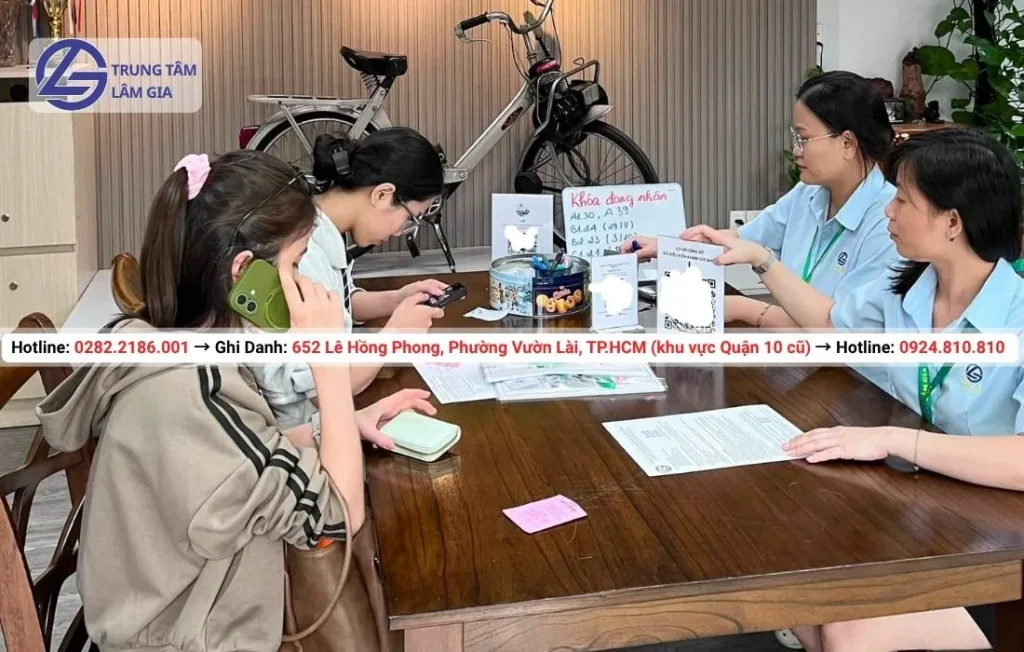 Học viên đăng ký học bằng lái xe máy tại trung tâm Lâm Gia