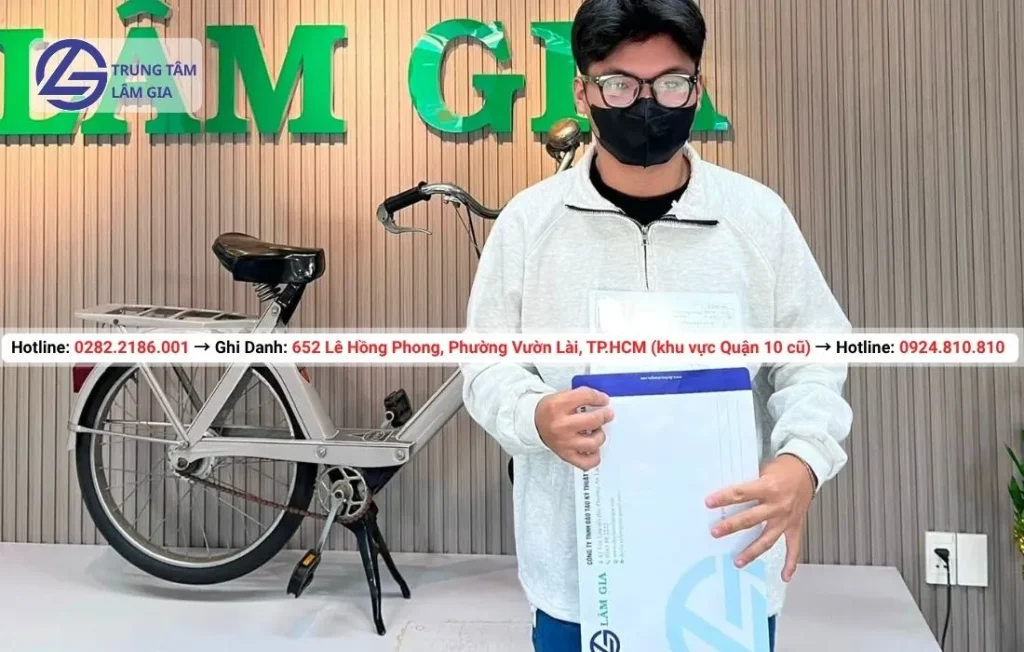 Học viên đăng ký học bằng lái xe máy tại trung tâm Lâm Gia