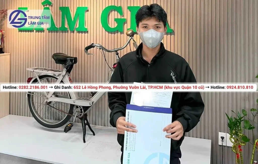 Học viên đăng ký học bằng lái xe máy tại trung tâm Lâm Gia