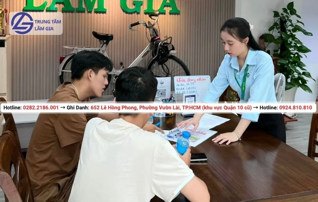 Học viên đăng ký học bằng lái xe máy tại trung tâm Lâm Gia