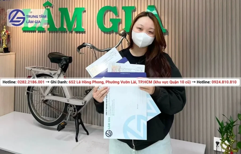 Học viên đăng ký học bằng lái xe máy tại trung tâm Lâm Gia