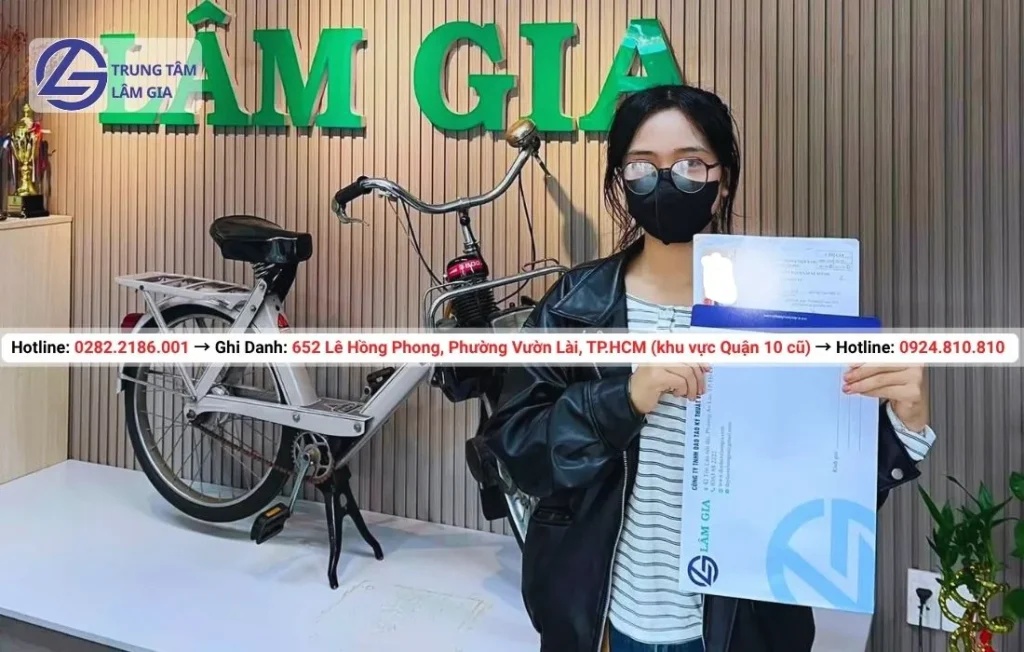 Học viên đăng ký học bằng lái xe máy tại trung tâm Lâm Gia